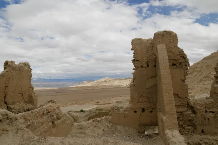 山腰上的土木建築是僧侶、大臣所居住的地方