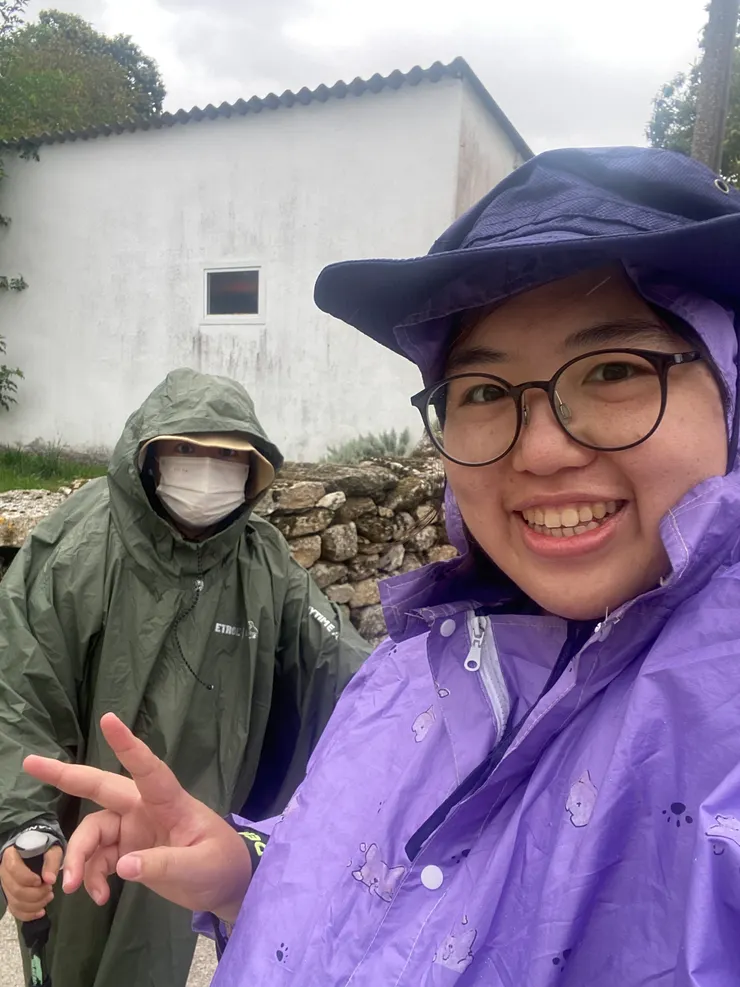 雨下得頗大，後來著雨衣