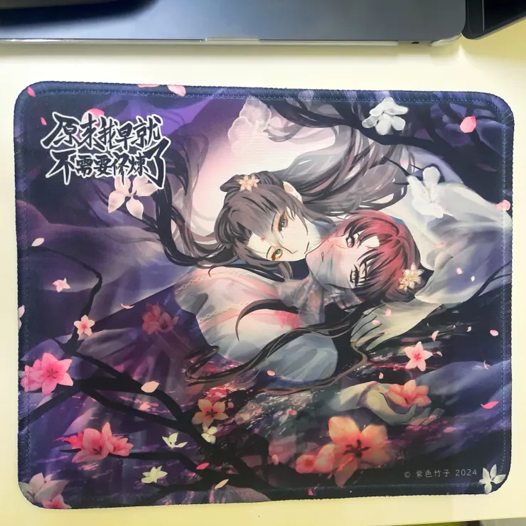 滑鼠墊的最長邊是24公分，約等於15吋筆電的最短邊(點我可以去賣貨便看周邊)