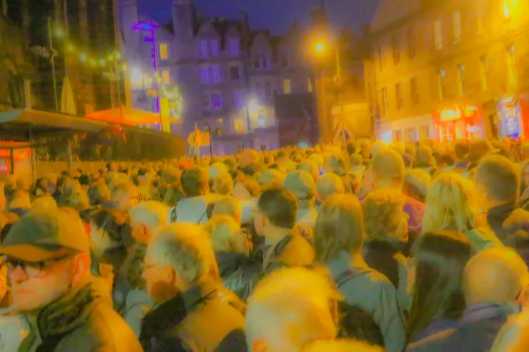 在愛丁堡老城區中等待著軍樂節入場的觀眾們