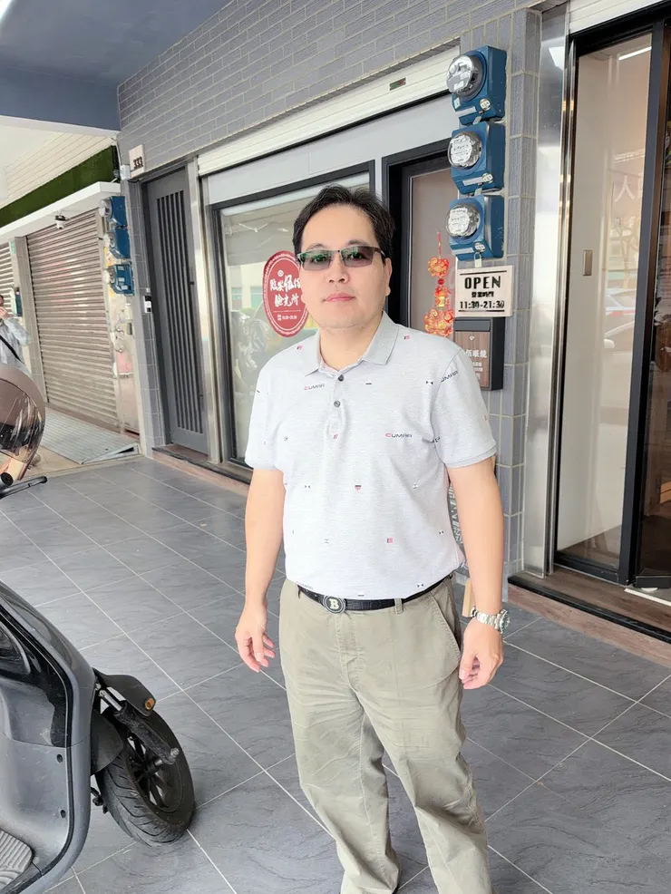 多焦變色鏡片在陽光下自動轉深，有效阻隔紫外線並減輕眼睛疲勞。