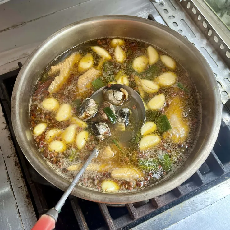 我煮的貴州式蒜頭蛤蜊雞湯,蛤蜊開殼前