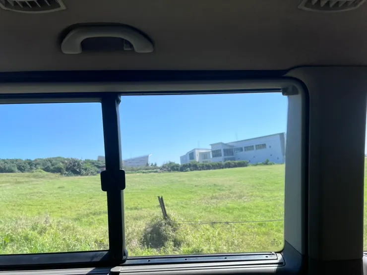 這個居高臨下的白色旅館叫做「日光•嶼南」