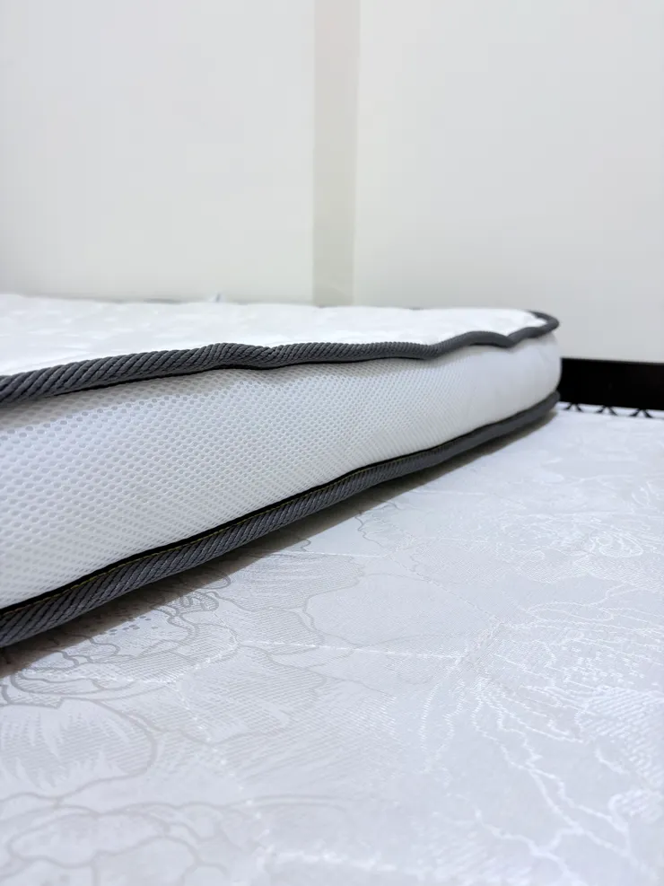 想窩加分薄床墊側邊灰色3D透氣網布與灰邊設計 支撐力強不塌陷