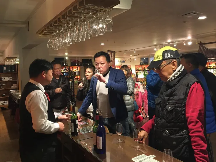 大夥超認真品酒