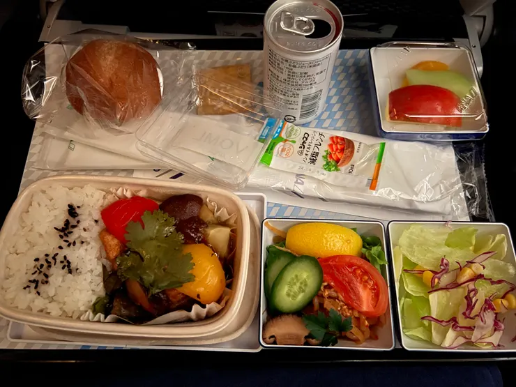 早餐，ANA航班都能看到當天的餐點，一個是魚，一個是通心粉，我想把握最後能吃白飯的機會就訂素食餐