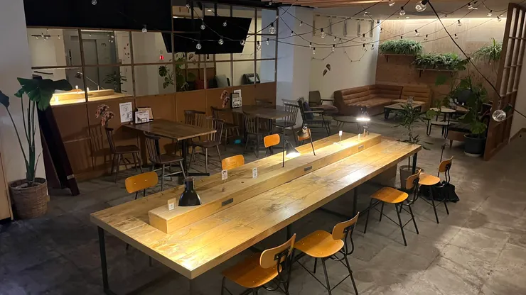 桌子有插座，用電腦、手機都很方便。