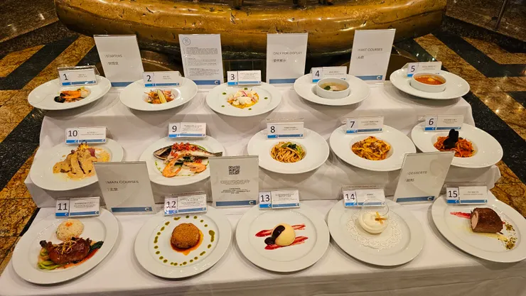 每天晚餐都會把餐食樣品擺出來給郵輪旅客參考!