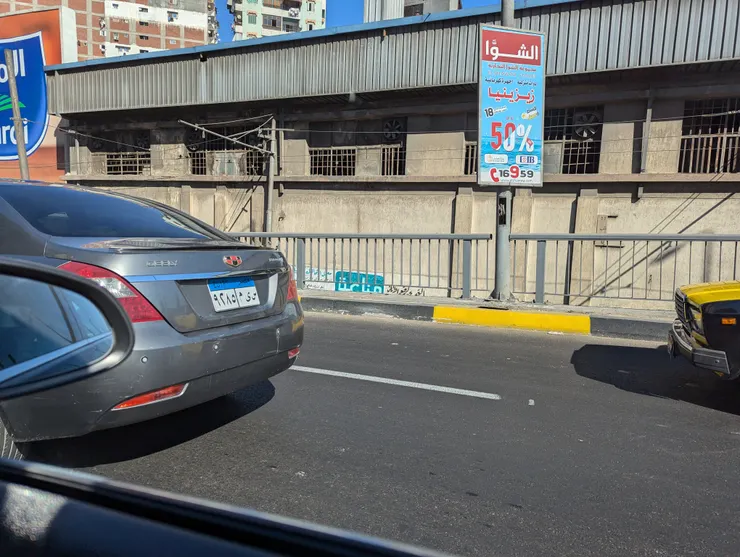 出賣一下路人的車牌，車牌右半邊是阿拉伯文字母，左半邊是阿拉伯文數字。（筆者攝）