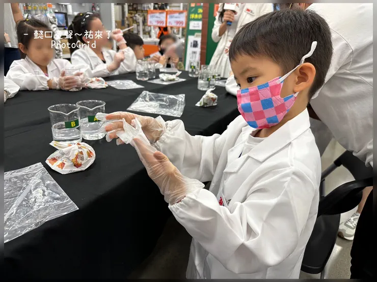 每一個孩子都化身小博士。