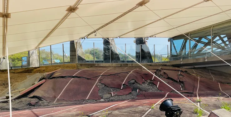 被擠壓變形的跑道