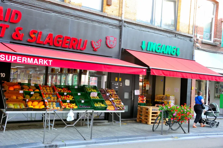 【帕布麵包店對面的蔬果超市，種類多、品質好，我們昨天也去那裡買晚餐食材。門前有位太太正推著嬰兒車走過，我就說，歐洲的生育率看起來比台灣高不少。】