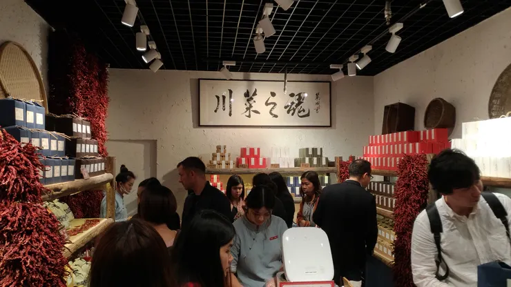 上海田子坊裡的辣椒小店，紅彤彤的辣椒掛滿整面牆，香氣撲鼻。店內滿是外國遊客，拍照打卡、挑選紀念品，熱鬧又有趣，感受最地道的上海風情。