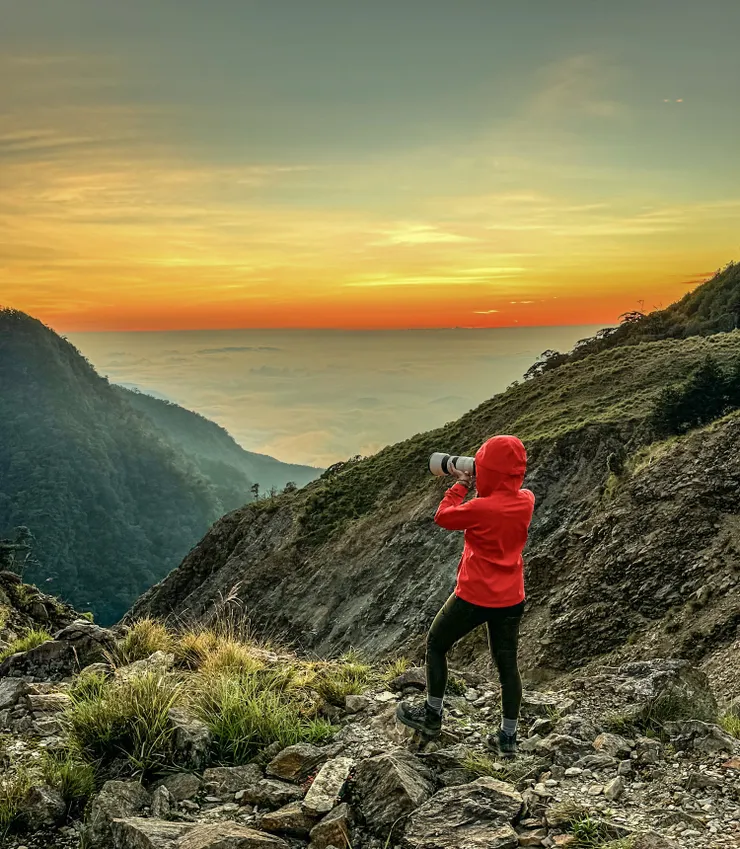 那來的紅衣小女孩~~