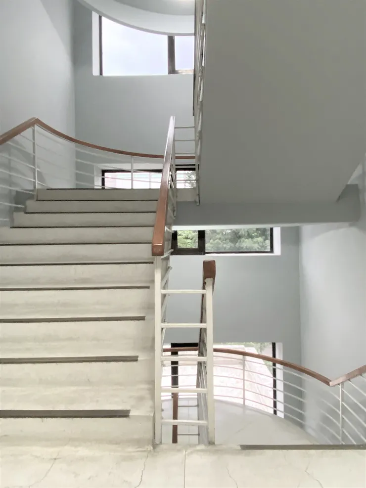 懸浮的樓梯，梯間完全不靠到牆面