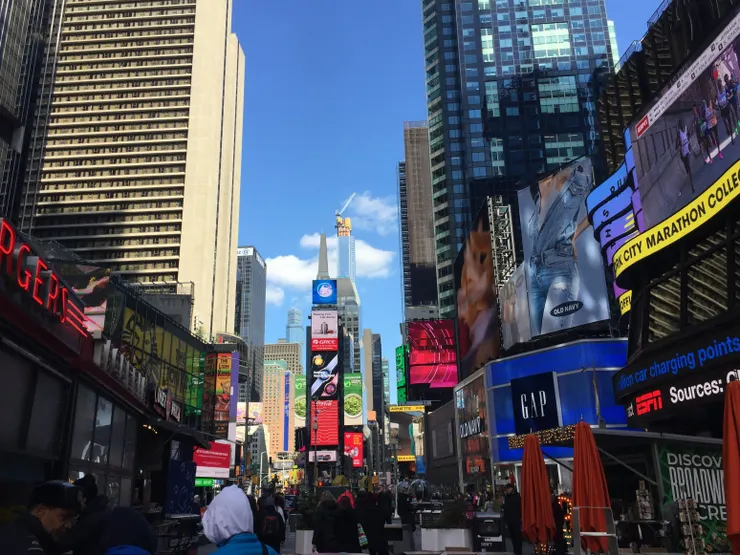 周圍被高聳霓虹燈招牌和大型電子廣告牆包圍的時代廣場