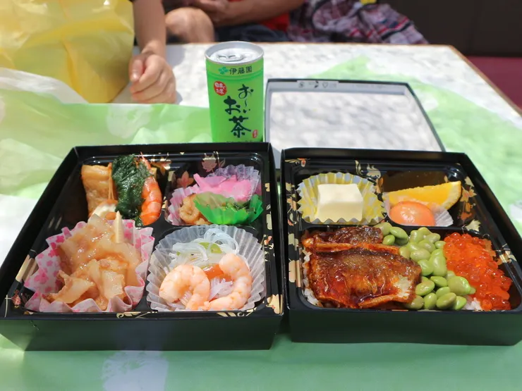 買船票時可以一起預定便當，我們訂購的是兩層的最上川便當，五彩繽紛看起來很美味，但船上太熱了真的沒有胃口。