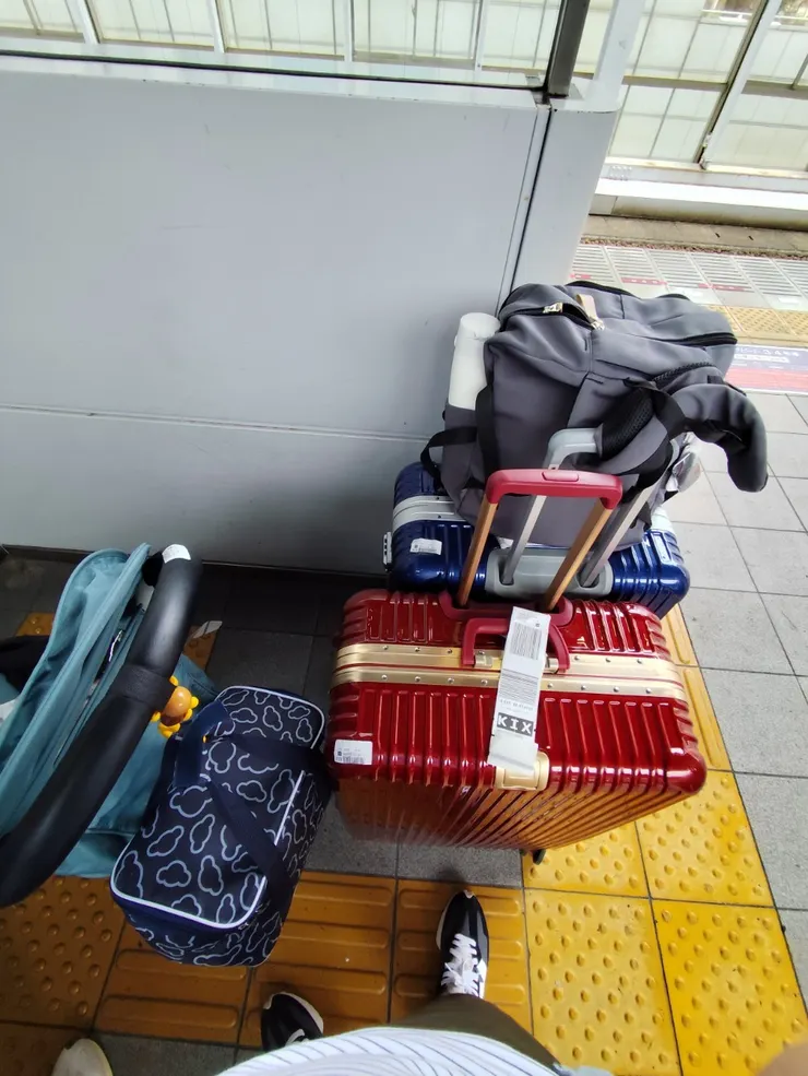 大小包行李一堆......等電車😩