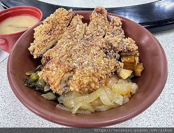 【花蓮新城-台灣牛肉麵】綠葉勝紅花，排骨飯比牛肉麵更好吃！