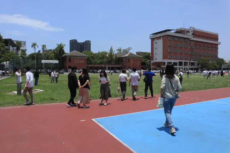 從體育館魚貫而出的人們