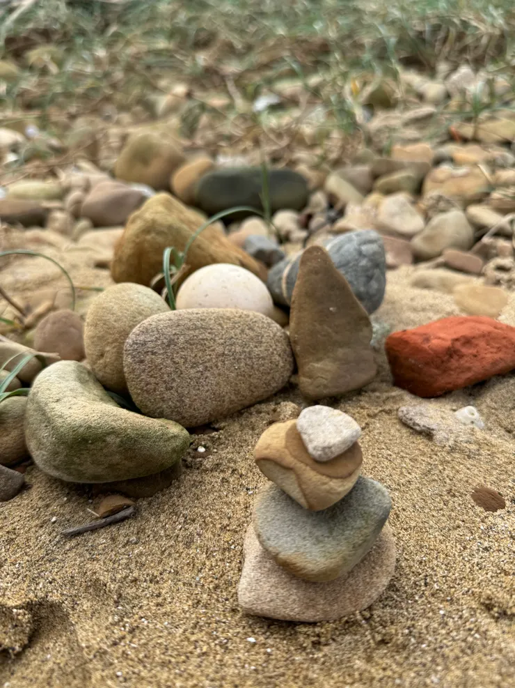 用其他石頭把他圍起來，再堆疊許願石，祈願蛋媽媽趕快來尋回