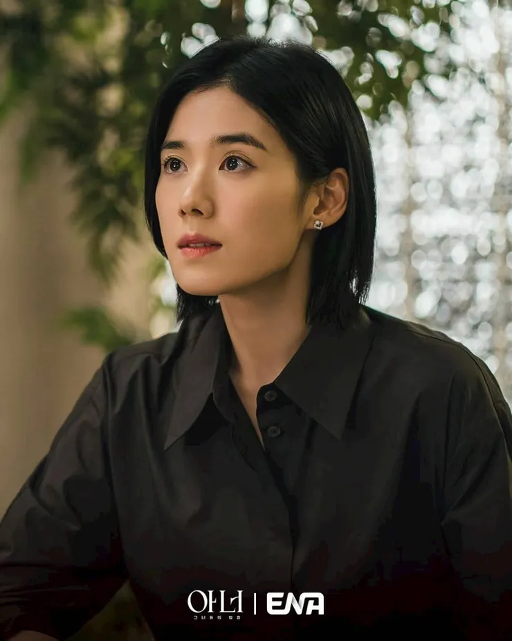 她理解權力的流動,也懂得在灰色地帶尋找突破口,是制度內部的操盤者。