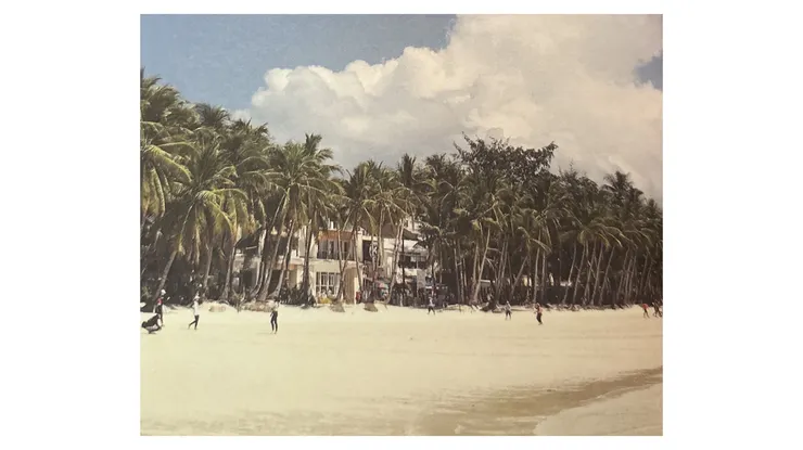 美麗的風景下，依然有辛苦生活的人們（截自《啟程，同感脆弱的世界》）