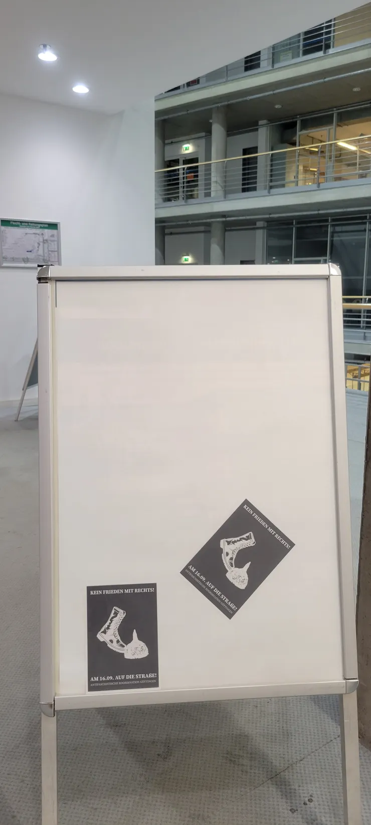 圖書公布欄張貼的海報“kein Frieden mit Rechts „（與右翼沒有和平）