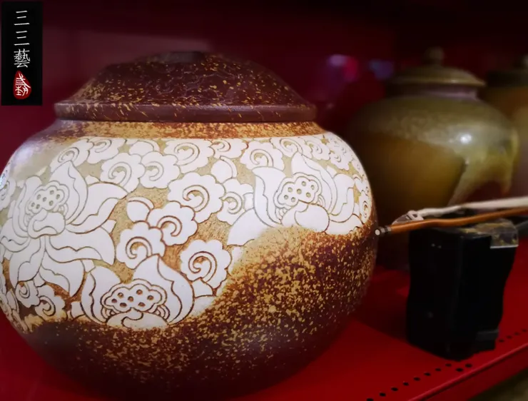 雕刻工藝:壺身上的蓮花、雲紋,可是陳明謙的「招牌標誌」!他用的是「剔刻填白」技法,簡單說就是先在陶坯上刻出花紋輪廓