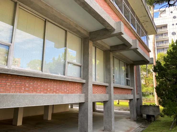 北側立面設有大面積開窗，引入充足採光。