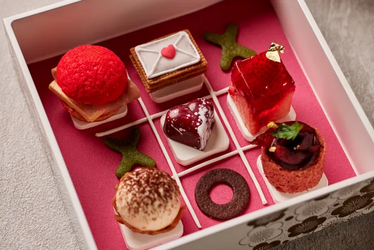 本次情人節下午茶套餐以井字遊戲為靈感，將每一款甜點巧妙串連，象徵心意交會，帶有趣味與深厚的情感連結。(圖/ The Ukai Taipei提供)