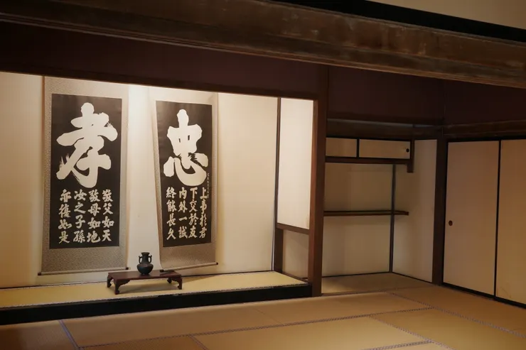 這裡是鎮屋中最寬廣的房間，由三間房間連接而成，所有重要的活動都會在這裡舉行(雖然我只拍了個小角落)