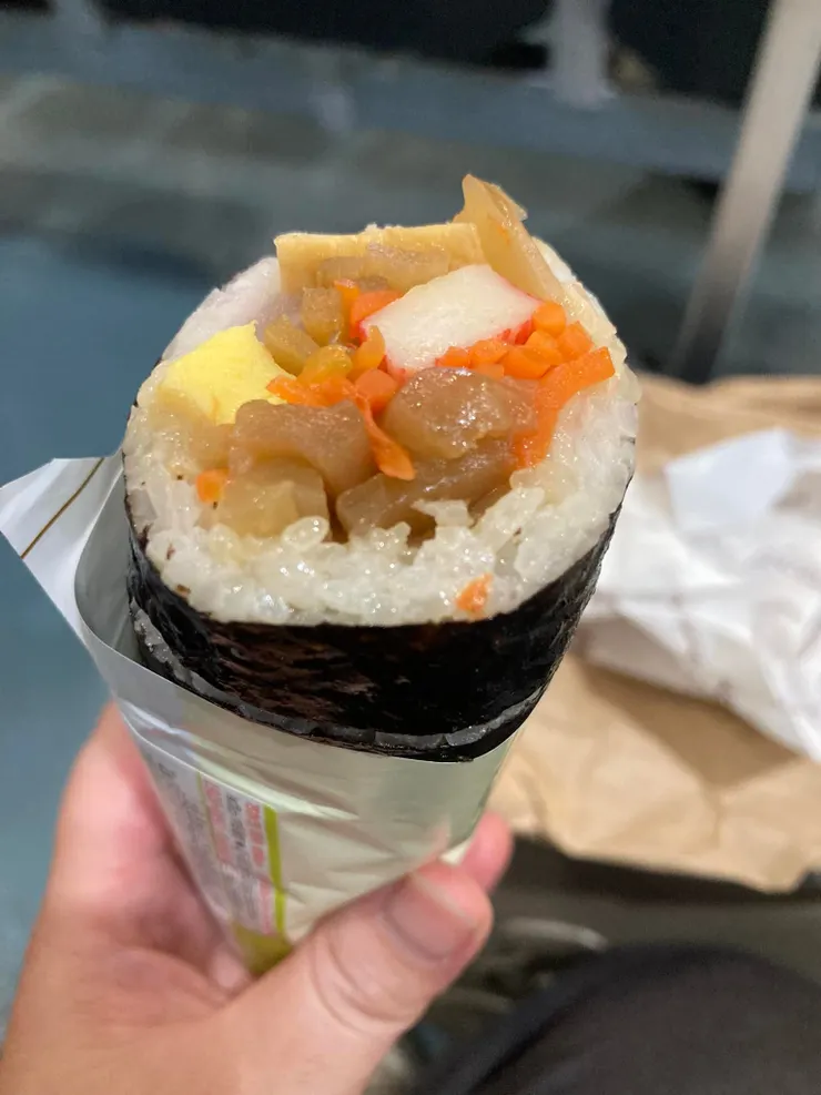 一直沒機會吃飯卷，最後在機場便利商店加減吃一下聊以慰藉