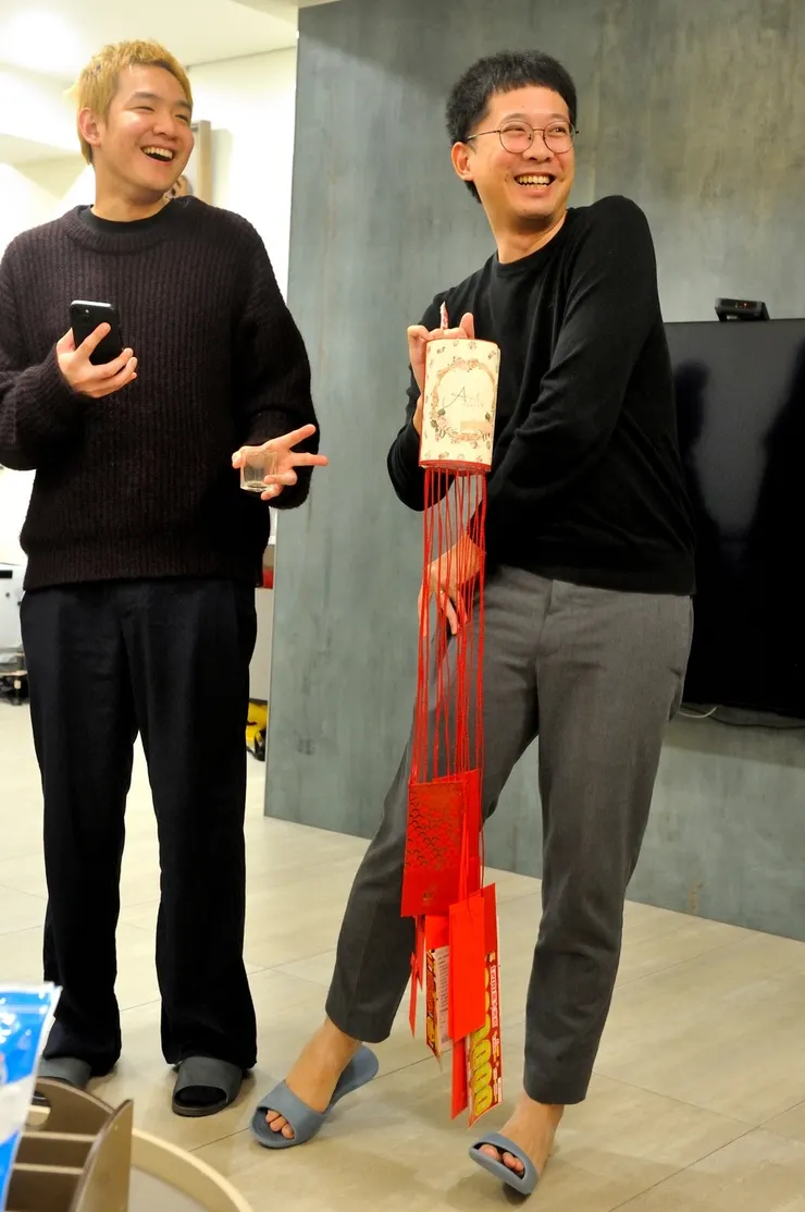 【年夜飯發紅包視訊直播天涯咫尺！今年兒子和拉拉設計了抽紅線摸彩節目，最大奬5千元。洋洋準備透過群組視訊直播，女兒和芷湄隔海參與。】