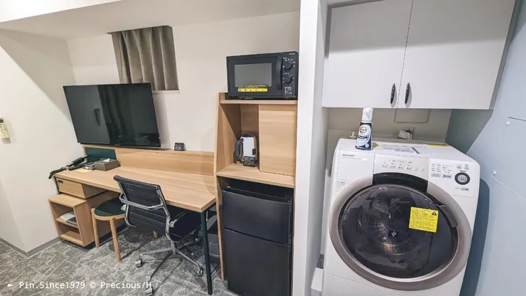 超讚的微波爐和洗脫烘機器設備，附洗衣清潔液。