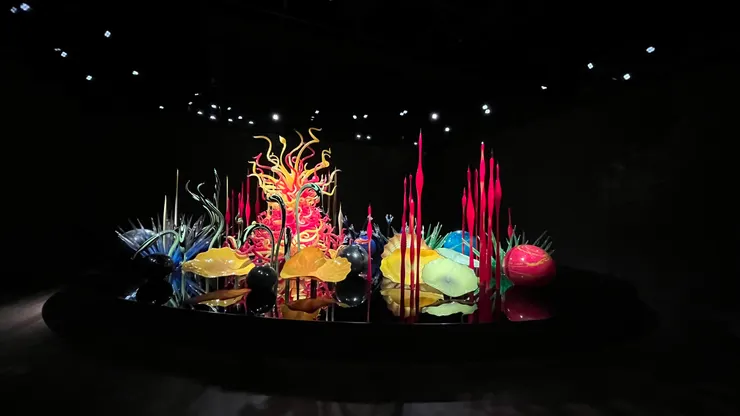 中央的火焰造型，象徵生命能量與自然力量。