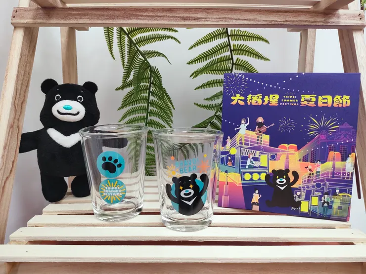 大稻埕夏日節推出「拍照打卡滿額贈」限定活動，熊讚Bravo啤酒杯等你來拿！（圖示熊偶非贈品）