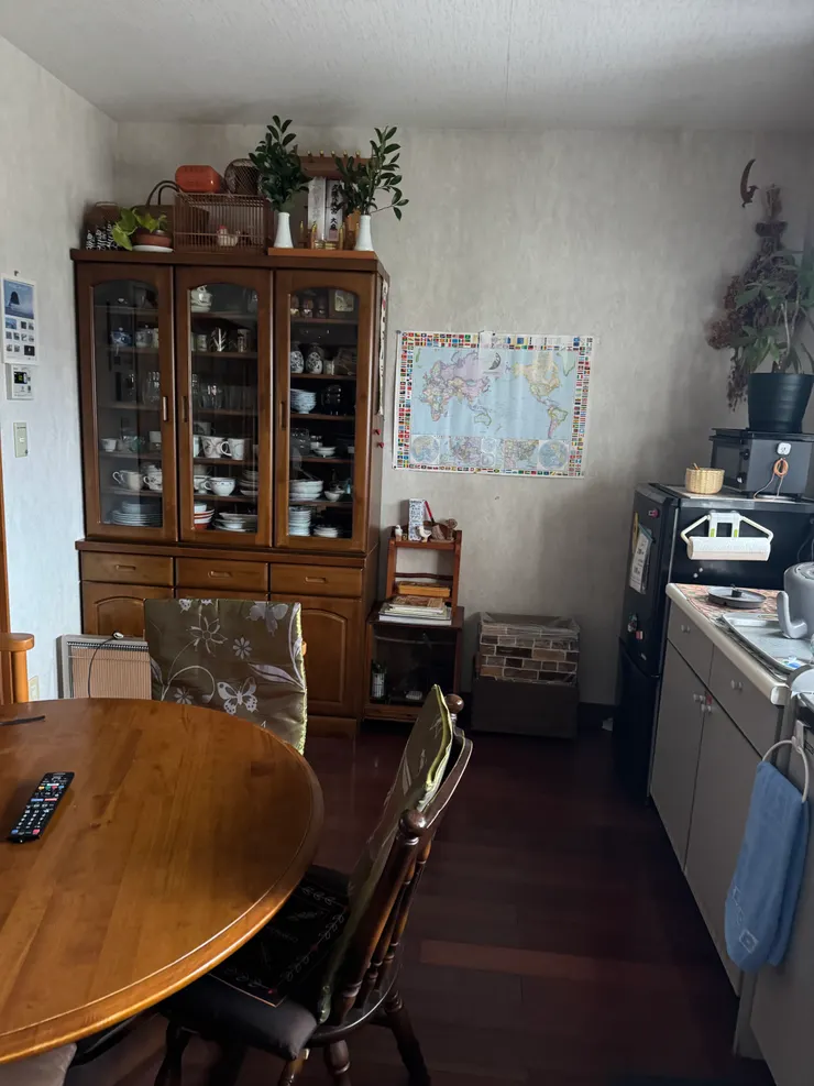 別看這餐具櫃舊，裡面的杯盤瓷器還不少好東西哩。