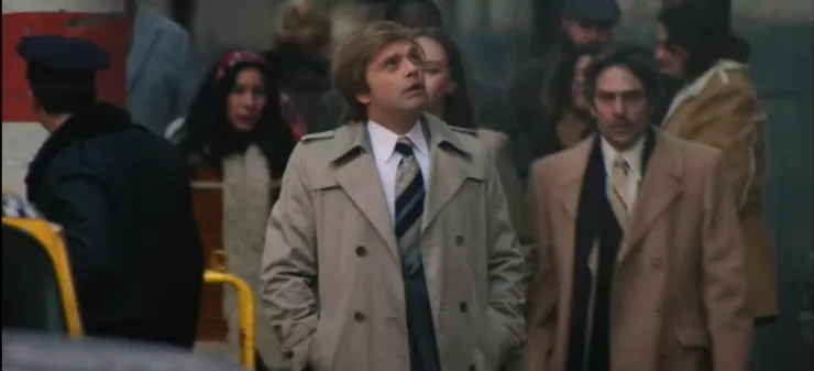 賽巴斯汀·史坦（Sebastian Stan）飾演年輕川普，從青澀一路走向崛起