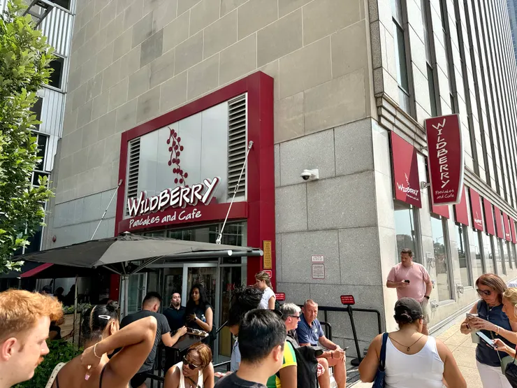 早午餐時間就有很多人排隊候位