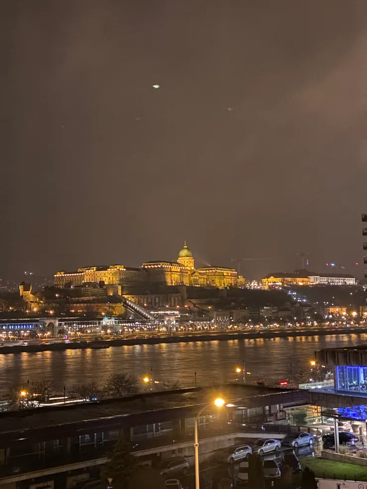 住宿的窗景,河岸對面晚上點燈的就是布達城堡
