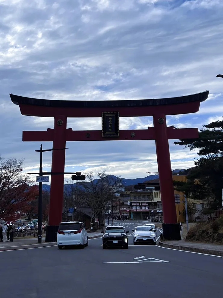 到中禪寺湖不知道在哪下車，可以認這個紅色大鳥居(算中禪寺湖地區的入口吧)
