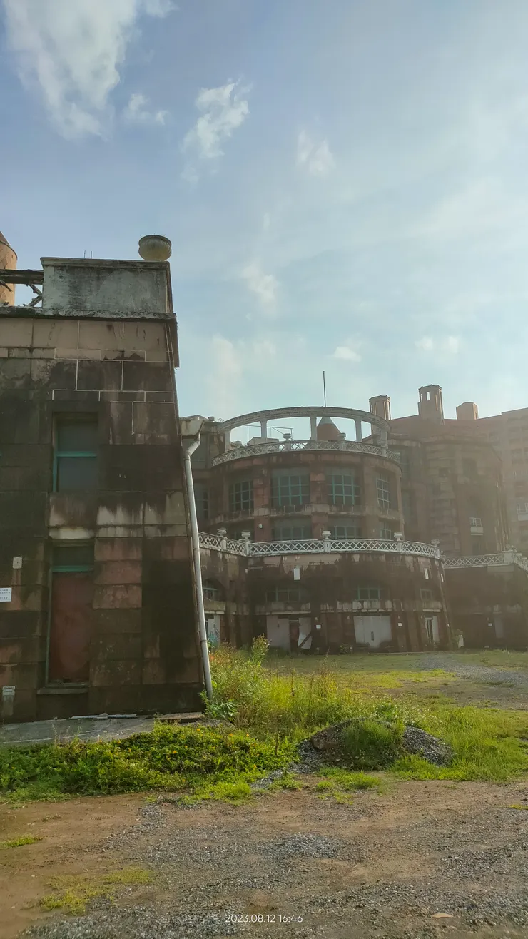 原本的城堡造景(餐廳)也殘破了