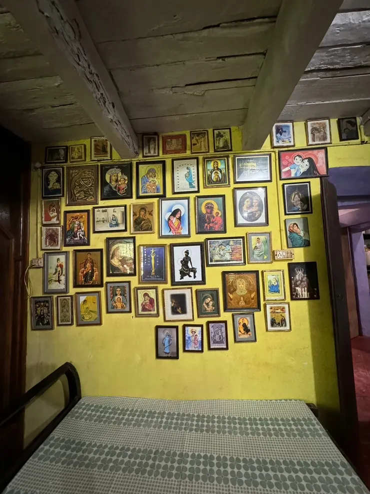 從牆上滿滿耶穌照片,看的出來主人的虔誠