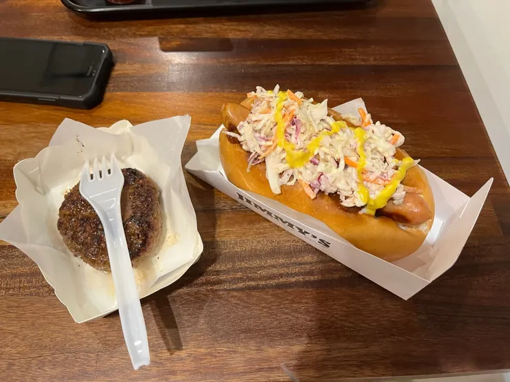 牛肉漢堡排、牛肉醬捲心菜熱狗堡。