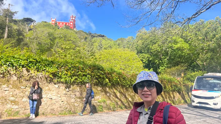 下車處在佩拉宮，司機多送我們坐一段車，只能走路往下去摩爾人城堡。