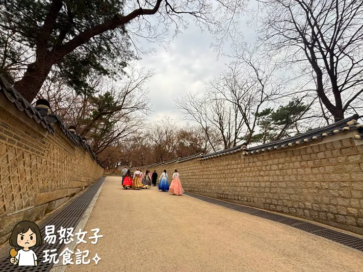 通過入口後，沿著長長的宮牆漫步到導覽集合地點（自行拍攝）