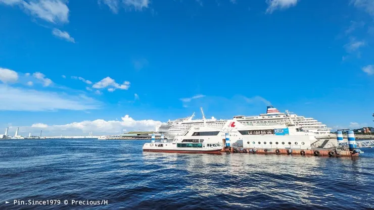 紅磚倉庫面海一景，海天是深邃的藍。