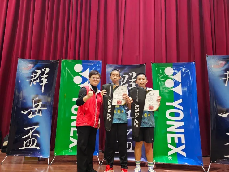 馮小選手（中）術後重返賽場，勇奪羽球比賽金牌。圖/敏盛醫院提供