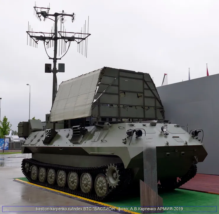 SPR-2水銀-B是一種專門用於干擾砲彈引信的干擾器。空爆砲彈仰賴無線電高度計計算砲彈與地面的距離，以便在合適高度起爆向地面噴灑大量破片，而SPR-2的任務就是截獲無線電高度計的電磁訊號後在擠微秒內傳送錯誤高度訊號使砲彈提前在更高的高度引爆，而破片就會因此失去殺傷力。該系統最初以廣泛為地面部隊所用的BTR-80為底盤發展，後來的升級型水銀-BM改用機動性更好的MT-LB為底盤，且新增對VHF頻段通訊的截獲與干擾能力。